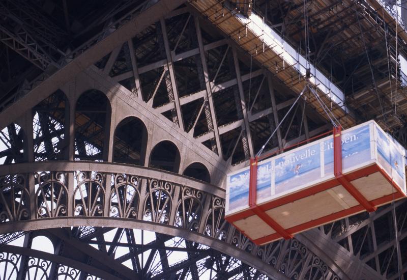 Automobil koji je visio sa prvog kata Eiffelovog tornja upisao se u povijest automobilzma 